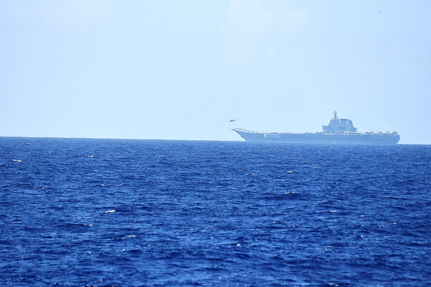 ​Jungtinės Valstijos šeštadienį paragino Kiniją nutraukti „provokuojantį ir nesaugų elgesį“ ginčijamoje Pietų Kinijos jūroje po to, kai Kinijos pakrančių apsaugos laivas užkirto kelią patruliuojančiam Filipinų laivui ir vos su juo nesusidūrė.<br>Reuters/Scanpix nuotr.
