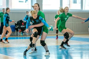 Lietuvos švieslentė: nukarūnuotos rankinio čempionės, Jurbarko krepšininkų laimėjimas ir A lygos lyderių pergalės