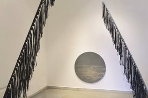 Intymūs aprangos elementai, kaip užantis ar kišenė, parodoje virsta ryškia miesto afiša