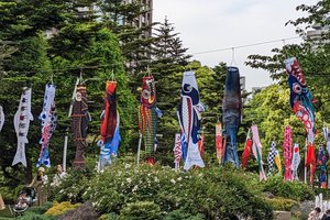 Lietuvės grafikos studentės karpis-vimpelas puošia Tokijo Midtowno parką