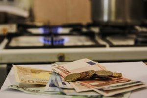 Sąskaitas apmokėti vis sunkiau: 35 proc. lietuvių mano, kad nesugebės susimokėti už komunalines paslaugas