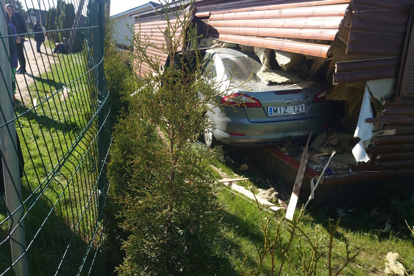  Girto vairuotojo automobilis Vilniuje sugriovė namą.<br> valstietis.lt nuotr.
