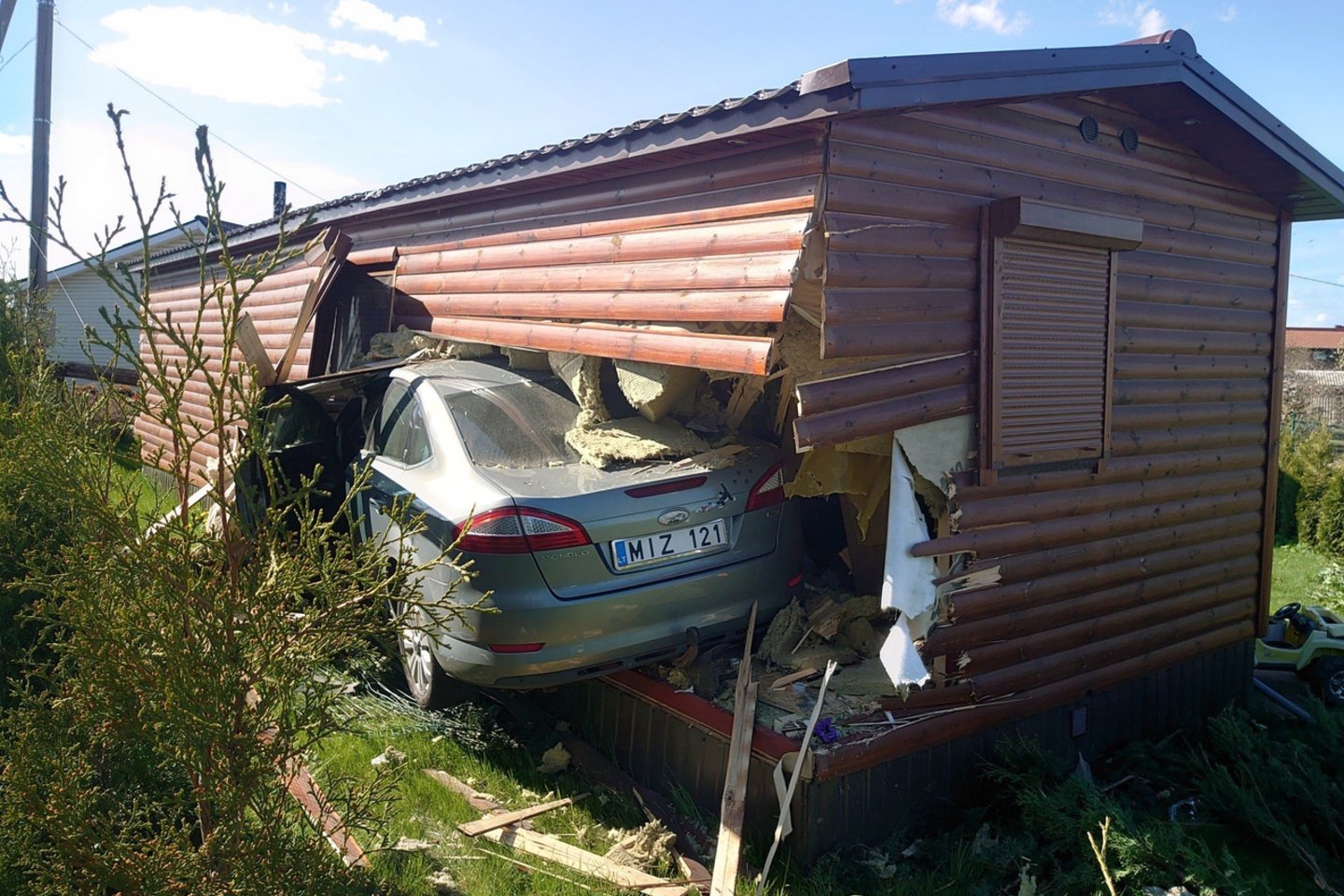  Girto vairuotojo automobilis Vilniuje sugriovė namą.<br> valstietis.lt nuotr.