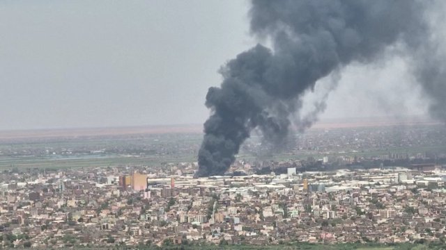 Dronu filmuotoje medžiagoje užfiksuoti tankūs dūmai, kylantys iš gaisrų netoli Chartumo