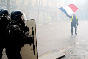 Prancūzijoje per riaušes gegužės 1-ąją nukentėjo šimtai policininkų, sulaikyta šimtai žmonių