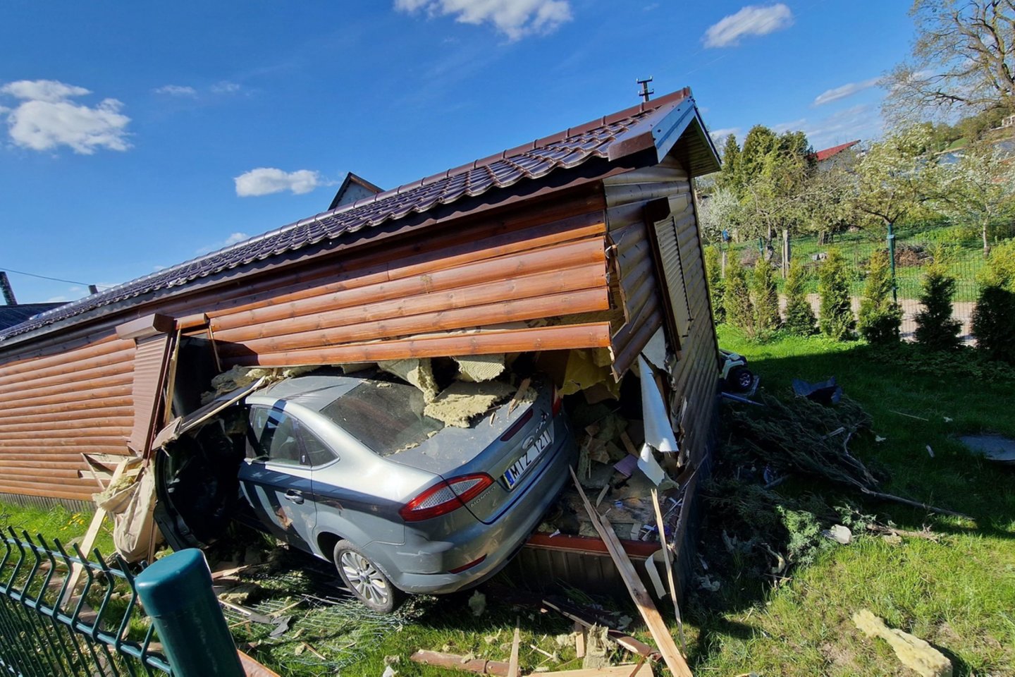  Girto vairuotojo automobilis Vilniuje sugriovė namą.<br> Lrytas.lt skaitytojo nuotr.