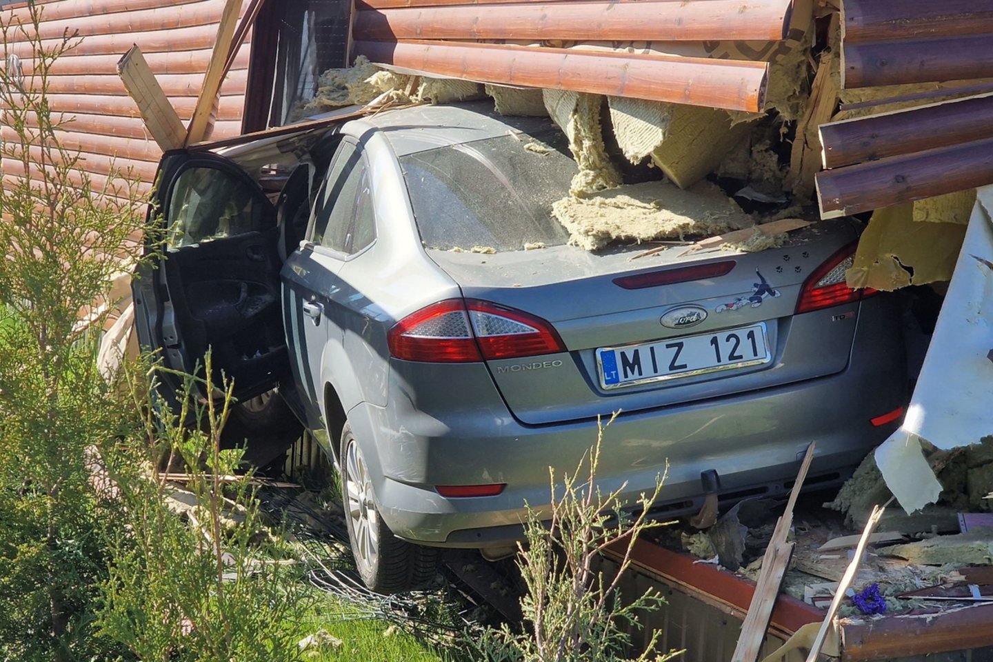  Girto vairuotojo automobilis Vilniuje sugriovė namą.<br> Lrytas.lt skaitytojo nuotr.