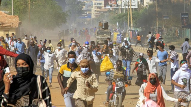 Tęsiantis neramumams Sudane, šalį masiškai palieka gyventojai: JT įžvelgia dar vieną krizę
