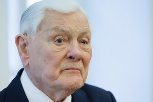 Ligoninėje žmoną aplankęs V. Adamkus: „Jau visą savaitę nė žodžio nėra ištarusi, akių neatidariusi“