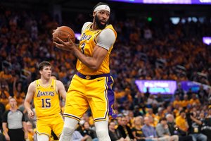 NBA čempionai nesustabdė A. Daviso ir „Lakers“ parklupdė „Warriors“