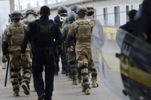 JAV ketina dislokuoti dar daugiau karių Meksikos pasienyje dėl migrantų antplūdžio