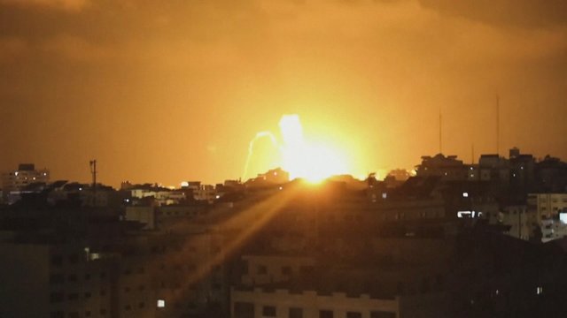 Po bado streikuotojo mirties paaštrėjo susirėmimai: Izraelis reaktyviniais lėktuvais atakavo Gazos ruožą