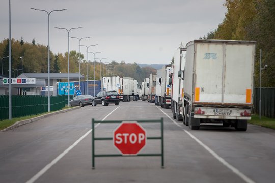Susisiekimo viceministrė: Lietuva galėtų įvesti vilkikų bakuose įvežamų degalų apribojimą