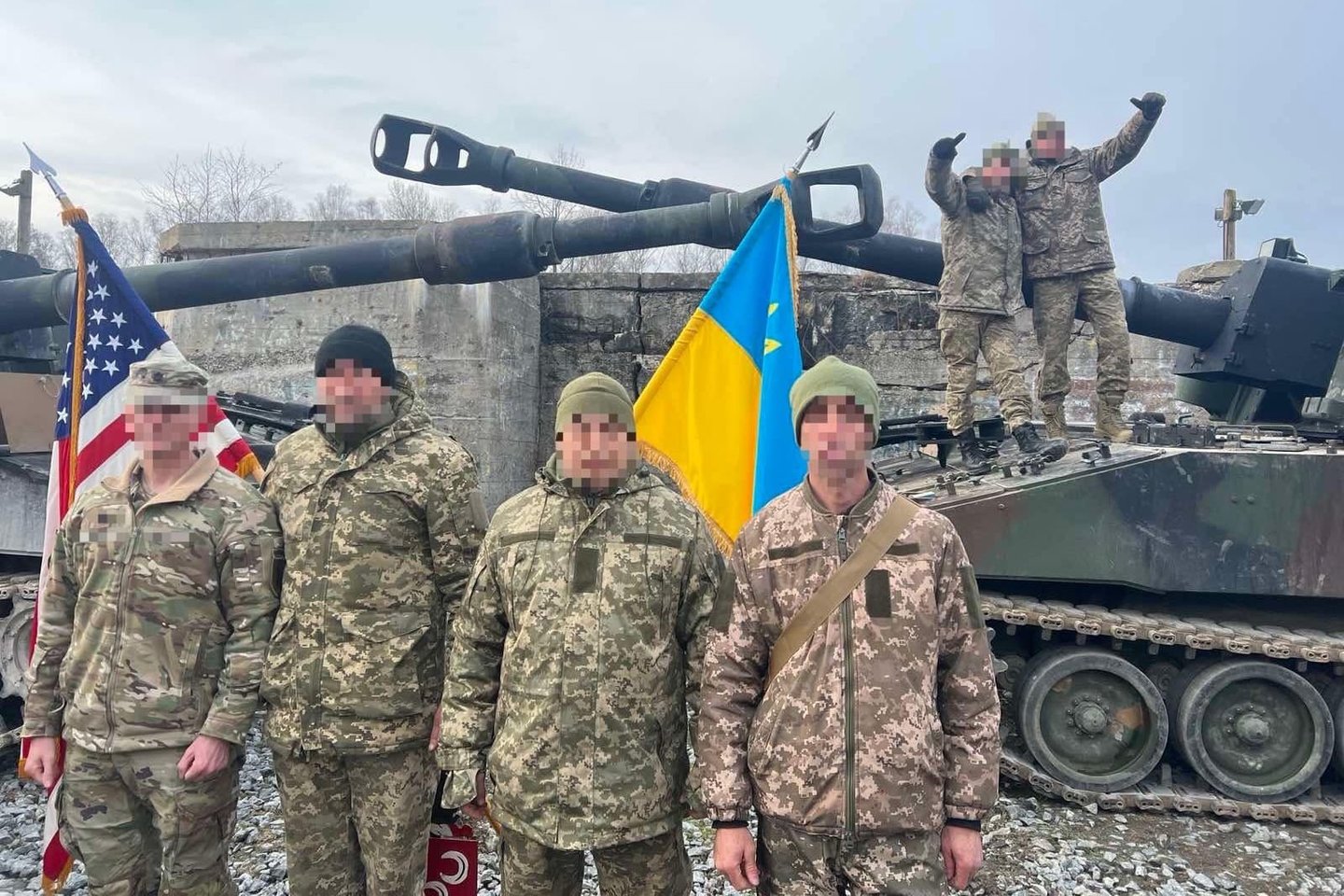  Ukrainos kariuomenė socialinėje žiniasklaidoje pasidalijo filmuota medžiaga, kuri patvirtina, kad Ukrainos kariuomenė gavo pirmąsias 155 mm savaeiges haubicas „M109A6 Paladin“.