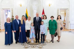 G. Nausėda ordino medaliu apdovanojo 45 šalies mamas ir globėjas