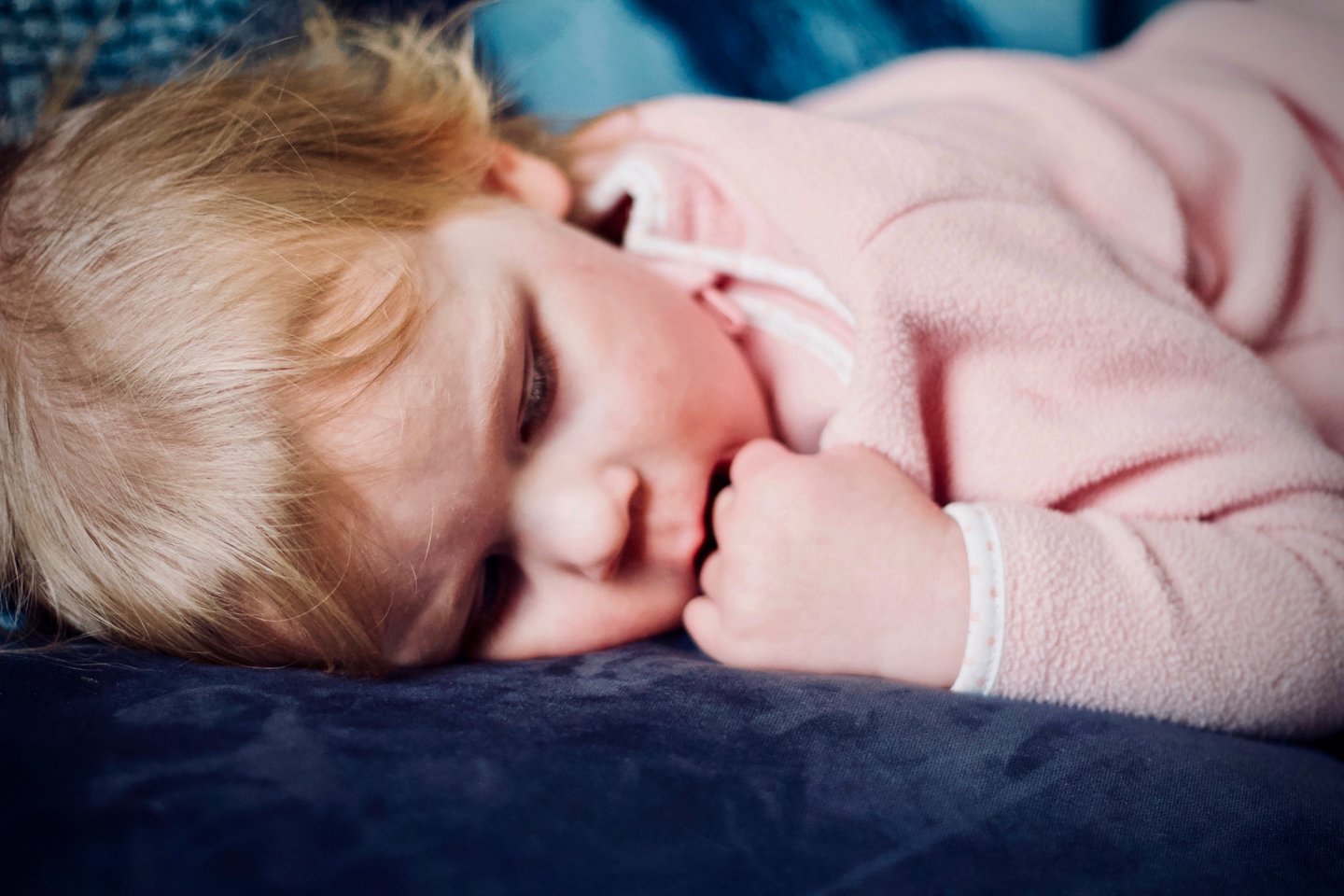 Pietų miegas yra kiekvienam vaikai individualiai būtinas arba ne.<br>„Unsplash“ asociatyvi nuotr.