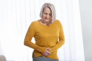 Tyrimas atskleidė: šie 4 simptomai išduoda vėžį dar iki 50-ojo gimtadienio