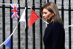 Ukrainos pirmoji ponia atvyko į Londoną dalyvauti Karolio III karūnavimo ceremonijoje