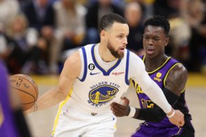 Čempionų reakcija: „Warriors“ reabilitavosi nušluodama „Lakers“