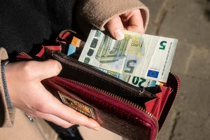 Vyks neeilinis posėdis: svarstys, kiek eurų kitąmet sieks minimali alga