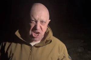 J. Prigožinas vaizdo įraše užsipuolė Rusijos karinę vadovybę: išplūdo keiksmažodžiais ir parodė „Wagner“ samdinių lavonus
