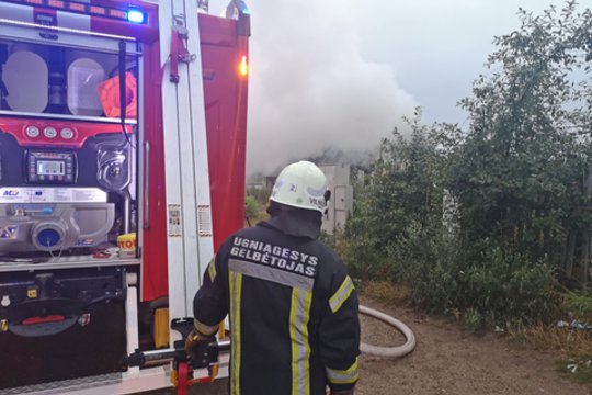 Per gaisrą Vilniaus rajone nukentėjo degančio namo gyventojas ir liepsnas tramdęs ugniagesys