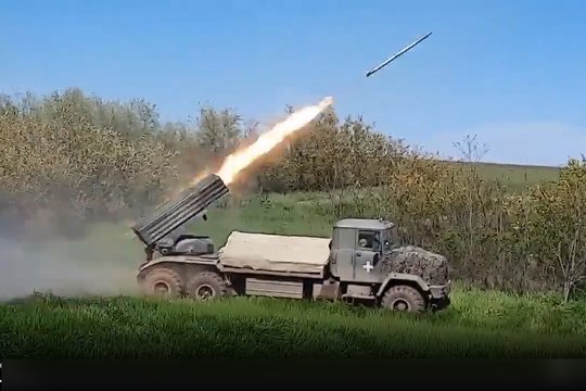  Internete paskelbta Ukrainos daugkartinio paleidimo raketų sistemos (MLRS) „Bastion-2“ filmuota medžiaga.
