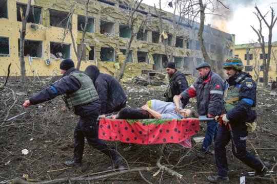 Visą pasaulį sukrėtusioje nuotraukoje – akimirka tarp gimimo ir mirties