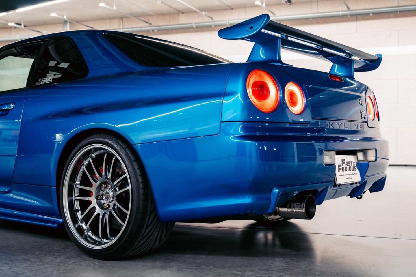 2000-ųjų gamybos „Nissan Skyline R34 GTR“ dažytas mėlyna spalva.<br>Aukciono rengėjų „Bonhams“ nuotr.