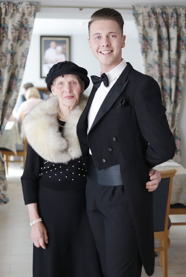  Rokas Galvonas su močiute.