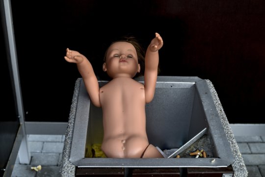 Mergaitė buvo nuolat gąsdinama, kad apie tai niekam nepasakotų.