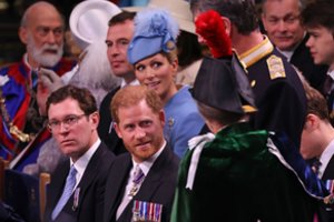 Broliai susodinti atskirai: karūnacijos metu princas Harry buvo atskirtas nuo Williamo