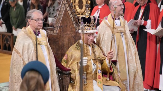Britai neslepia džiaugsmo dėl Karolio III karūnavimo: jaučiasi istorijos dalimi