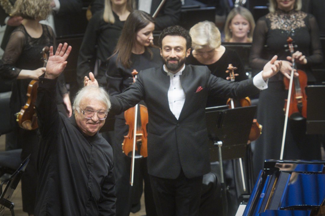 Lietuvos nacionalinis simfoninis orkestras su svečiais iš Azerbaidžano –  pianistu Farhadu Badalbeyli ir dirigentu Fuadu Ibrahimovu – publikai  dovanojo šios šalies muziką.<br>D.Matvejevo nuotr.
