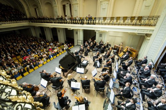 Lietuvos nacionalinis simfoninis orkestras su svečiais iš Azerbaidžano –  pianistu Farhadu Badalbeyli ir dirigentu Fuadu Ibrahimovu – publikai  dovanojo šios šalies muziką.<br>D.Matvejevo nuotr.