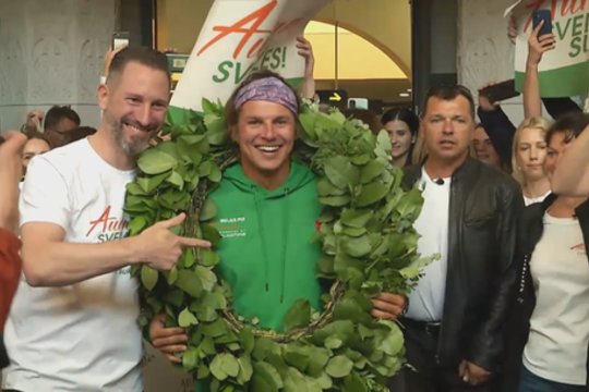 Vilniaus oro uoste minios laukiančiųjų pasitiktas A. Valujavičius pasidalijo įspūdžiais ir atskleidė planus ateičiai 