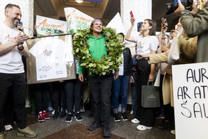 Į Lietuvą parskridęs ir gerbėjų sutiktas A. Valujavičius – apie pokalbį su mama, jausmą sugrįžus ir ateities planus