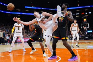 53 taškus pelnęs N. Jokičius per mačą įsivėlė į konfliktą su „Suns“ savininku – bandė iš jo atimti kamuolį