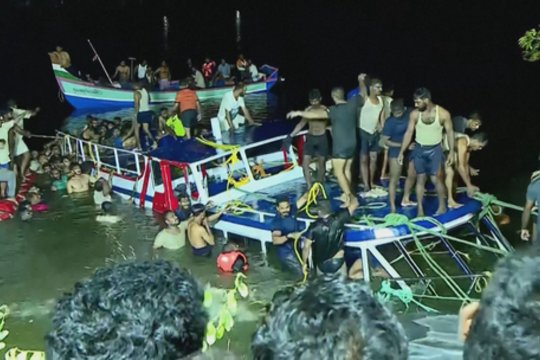 Pasiplaukiojimas pasibaigęs tragedija: Indijoje apvirtus turistiniam laivui, žuvo mažiausiai 22 žmonės