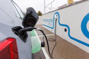 Lietuvos oro uostai skatins keliauti tvariau: oro uostų automobilių parkavimo aikštelėse – 170 vietų įkrauti elektromobilį