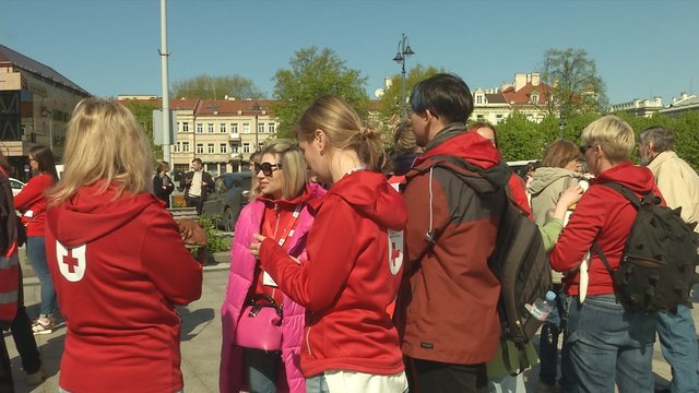 Minint Raudonojo kryžiaus dieną, organizacija vykdo akciją: keliaudami po savivaldybes neša svarbią žinią