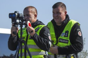 Sunku suvokti, kaip galima taip prisidirbti: BMW vairuotojai pareigūnai suraitė iškart penkis protokolus