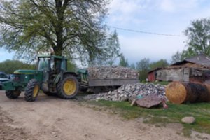 Neteisėtai išpiltos statybinės atliekos kainuos brangiai: konfiskuotas traktorius su priekaba, gresia ir nemenka bauda