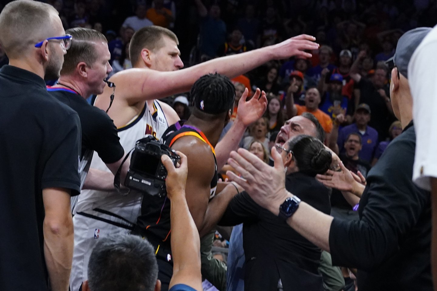Nikola Jokičius susistumdė su „Suns“ klubo prezidentu.<br> AFP/Scanpix nuotr.