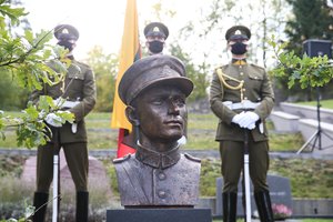 K. Budrys įvertino paminklų A. Ramanauskui-Vanagui apliejimą dažais: tai yra nusikaltimai