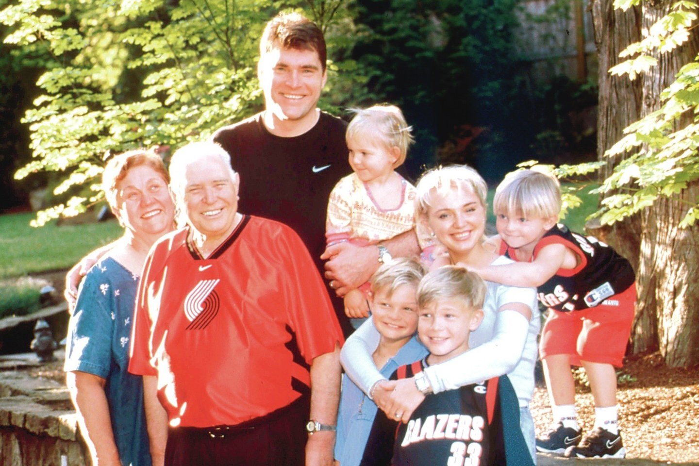 „Blazers“ atstovavęs A.Sabonis – su tėvais Milda ir Andriumi, žmona Ingrida, vaikais Žygimantu, Tautvydu, Domantu ir Aušrine.<br>Nuotr. iš LR archyvo