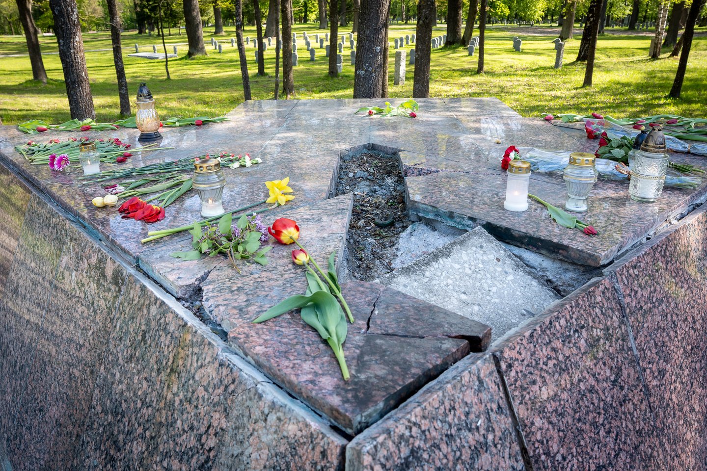  Gegužės 9-ąjąj Aukštųjų Šančių kapinėse susirinko vos pora dešimčių žmonių. <br> R.Vilkelio nuotr.