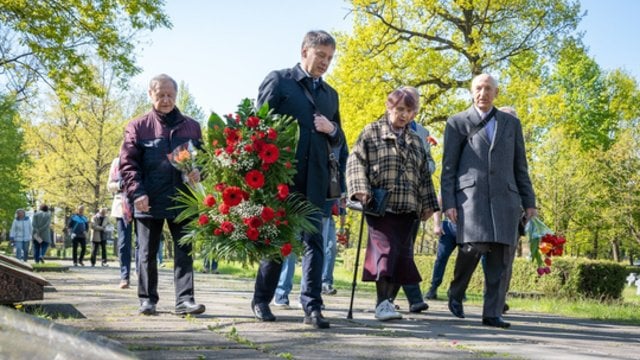 Gegužės 9-ąją švenčiantiems kapinėse rekomenduoja išlaikyti rimtį: palaikyti tvarką yra įmanoma