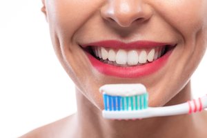 Ar taisyklingai išsivalote dantis? Specialistė atskleidė, į ką būtina atkreipti dėmesį