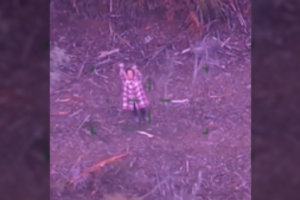 Australijoje moteris penkias dienas praleido krūmynuose: išgyventi padėjo dovanai skirtas vyno butelis